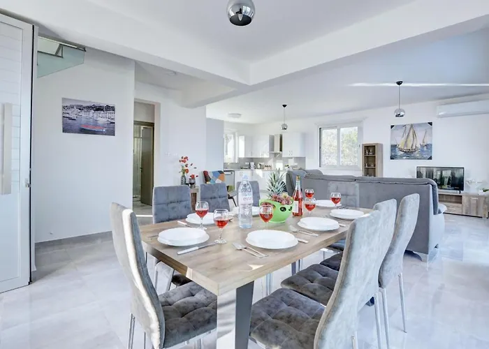 Kono Provoles - Luxury 4 Bedroom With Stunning Panoramic Villa *