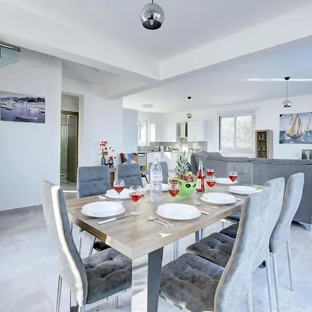 Villa Kono Provoles - Luxury 4 Bedroom With Stunning Panoramic Sea Views Protaras
