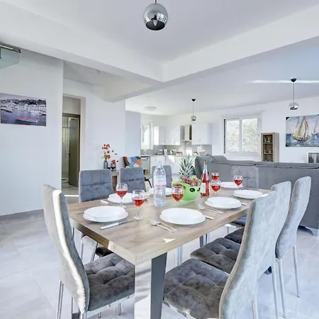 וילה Kono Provoles - Luxury 4 Bedroom With Stunning Panoramic Sea Views פרוטאראס