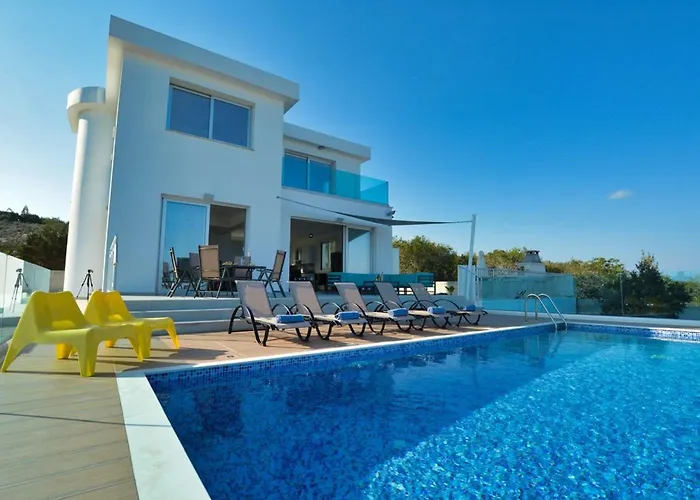 Kono Provoles - Luxury 4 Bedroom With Stunning Panoramic