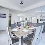 Kono Provoles - Luxury 4 Bedroom With Stunning Panoramic Вилла *